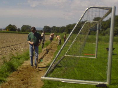 Bild 1 Arbeitseinsatz am Trainingsplatz